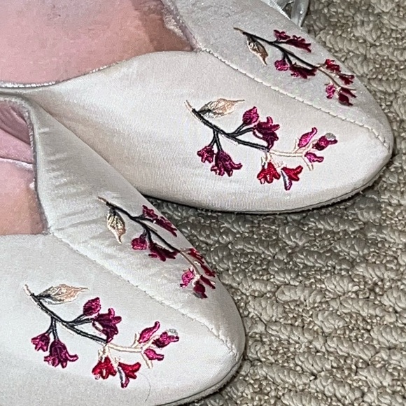 Satiny Embroidered Velvety Slip on Slippers , GAP 7-8 - Picture 8 of 10